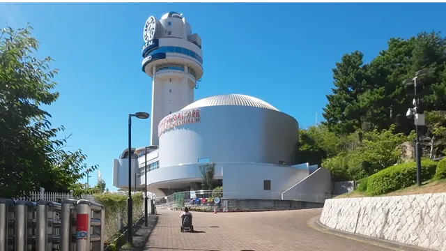 明石市立天文科学館と車いすの人の画像